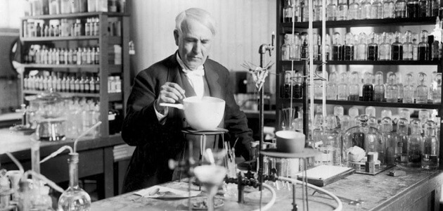 بحث عن مخترع المصباح الكهربائي توماس اديسون (1)