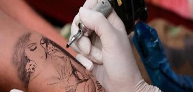 عقاب رسم الوشم على الجسد في الدنيا والاخرة ملزمتي